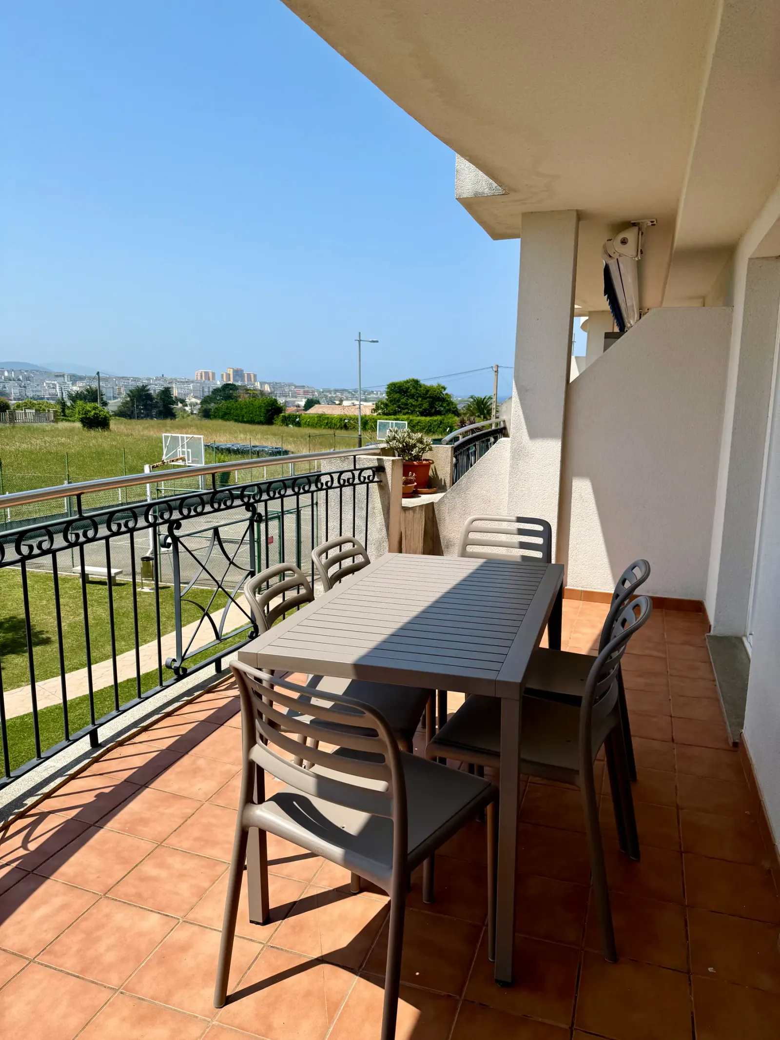 Piso de tres dormitorios con terraza y vistas a la ría